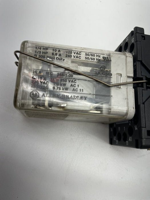 RELÉ DE CUBITOS DE HIELO ALLEN BRADLEY 700-HA33A1 USADO CON ENCHUFE 700-HN101
