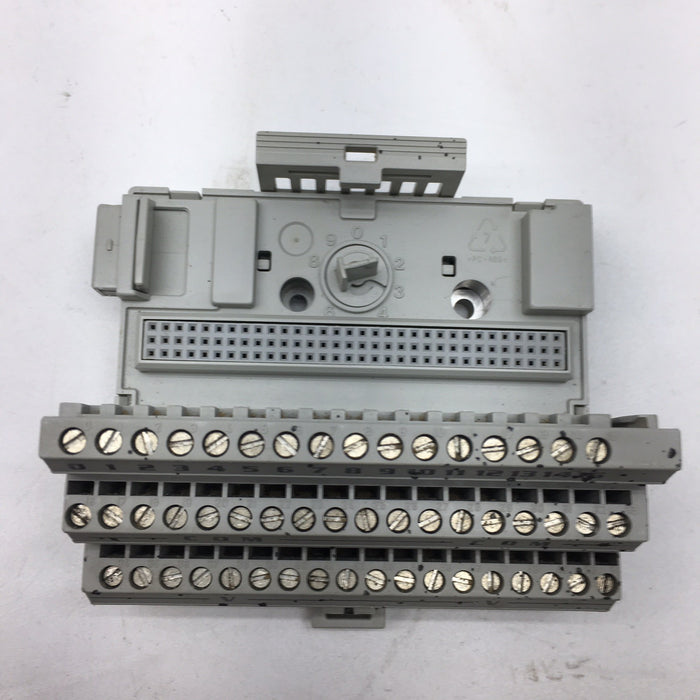 MÓDULO DE SALIDA DE FUENTE DE E/S FLEXIBLE DE 24 VCC ALLEN BRADLEY 1794-OB16 CON BASE 1794-TB2