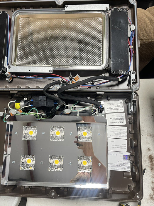 NUEVA LÁMPARA DE LED DE PREDATOR MEDIANA HALOFANA SIN USAR ACUITY PMLED 480 V CA PARA EXTERIORES