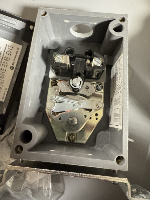 840-A42 ALLEN BRADLEY FLOAT SWITCH BARU YANG TIDAK DIGUNAKAN BOLEH TUKAR UNTUK SUMP ATAU TANGKI