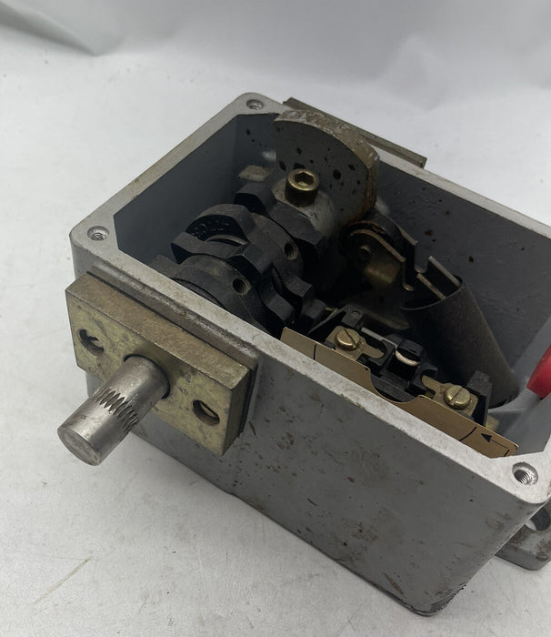 SUIS HAD ELEKTRIK AM BAHARU IC9445 B204M TUAS DENDALIKAN 15 AMPS 600V