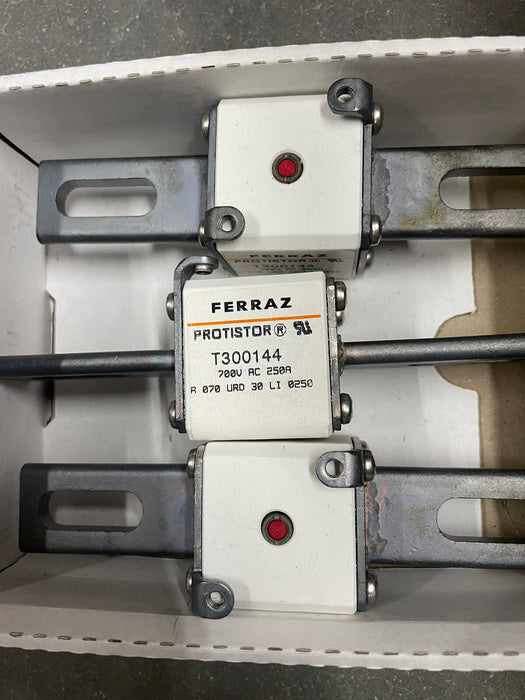 CAJA DE 3 FUSIBLES PROTISTOR T300144 FERRAZ SHAWMUT 250AMP A 070 URD 30 LI 0250 700V