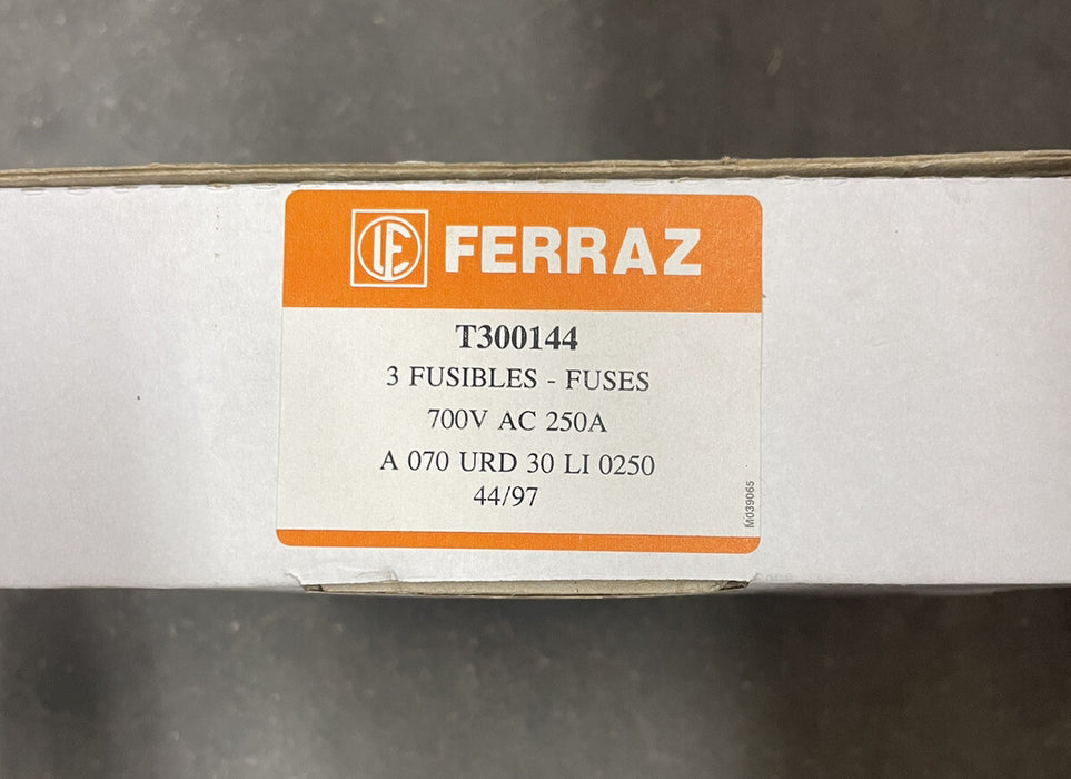 CAJA DE 3 FUSIBLES PROTISTOR T300144 FERRAZ SHAWMUT 250AMP A 070 URD 30 LI 0250 700V
