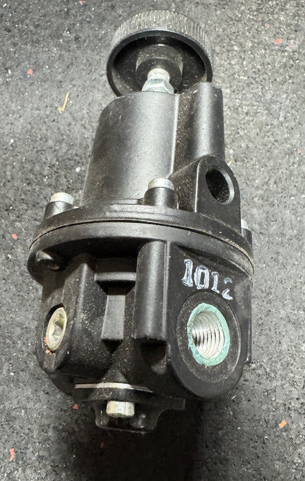 Regulador neumático Fairchild 10262 de 1/4 pulg. Npt, 500 psi, suministro máximo de 2 a 150 psi.