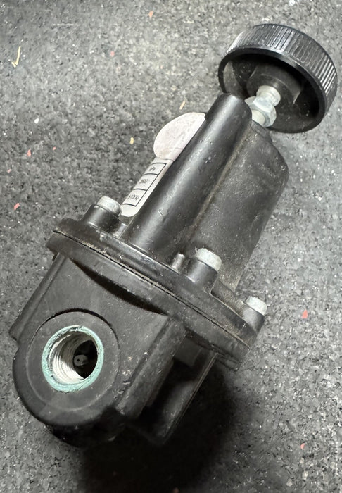 Regulador neumático Fairchild 10262 de 1/4 pulg. Npt, 500 psi, suministro máximo de 2 a 150 psi.