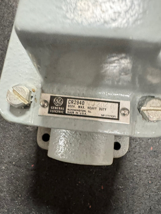 CR2940NJ202A GE CONTROLS START STOP LEVER TYPE PUSHBUTTON STATION CR2940