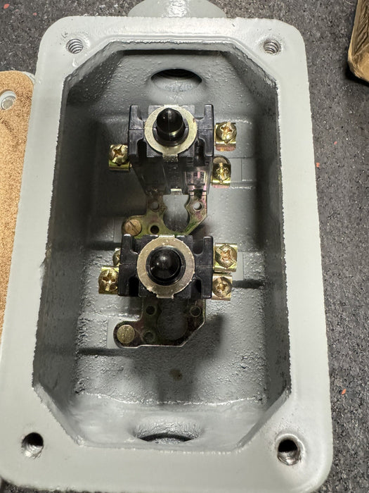 CR2940NJ202A GE CONTROLS START STOP LEVER TYPE PUSHBUTTON STATION CR2940