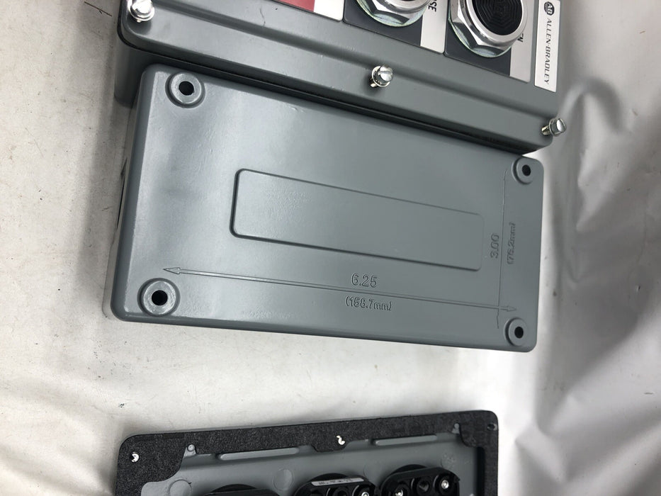 NUEVA ESTACIÓN DE CONTROL ALLEN BRADLEY SELLADA 800T-3TD APERTURA CIERRE PARADA PUERTA ETC.