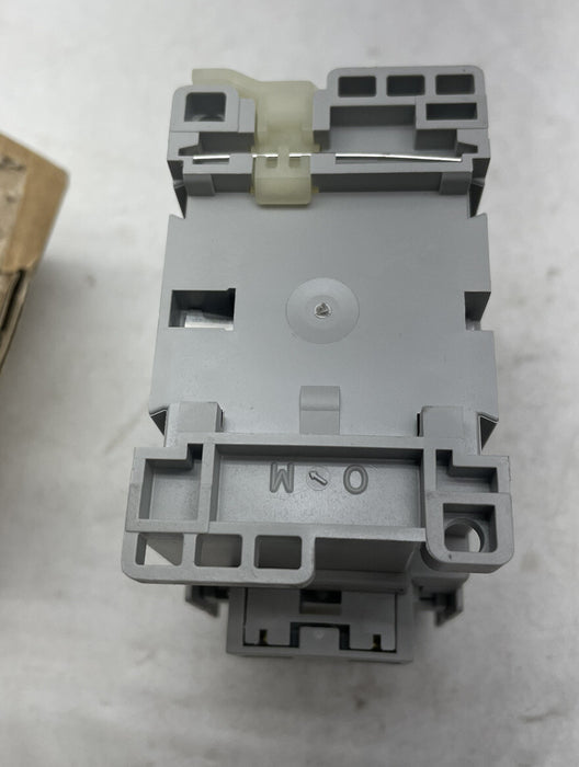 NUEVO RELÉ DE CONTROL ALLEN BRADLEY 700-CFB220F 2 NA + 2 NC CONT AUX BOBINA DE 220 VCA