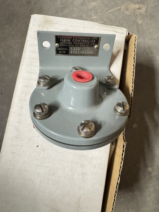 NEW NEVER USED MOORE CONSTANT DIFFERENTIAL FLOW CONTROLLER MODEL 6380 W/ BRACKET
