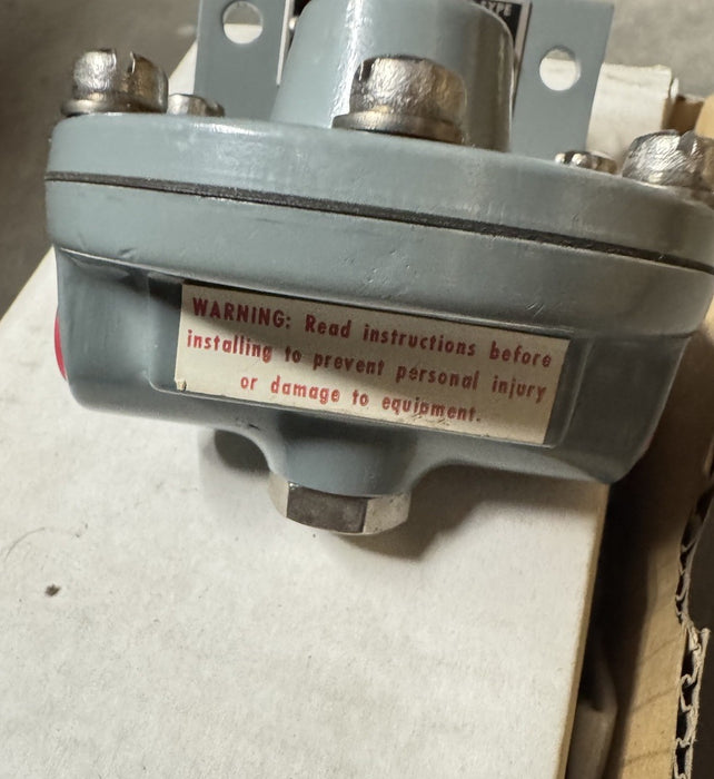 NEW NEVER USED MOORE CONSTANT DIFFERENTIAL FLOW CONTROLLER MODEL 6380 W/ BRACKET
