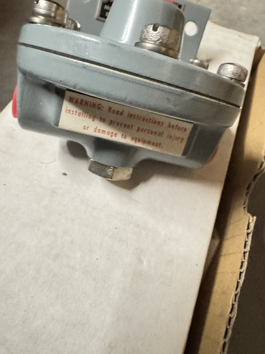 NEW NEVER USED MOORE CONSTANT DIFFERENTIAL FLOW CONTROLLER MODEL 6380 W/ BRACKET
