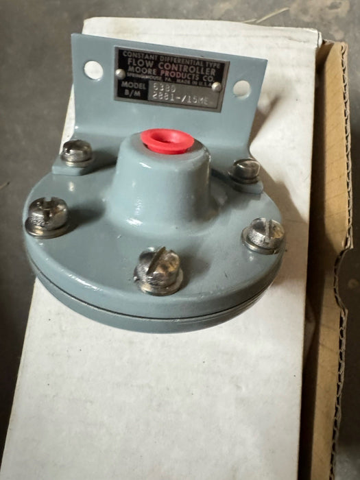 NEW NEVER USED MOORE CONSTANT DIFFERENTIAL FLOW CONTROLLER MODEL 6380 W/ BRACKET