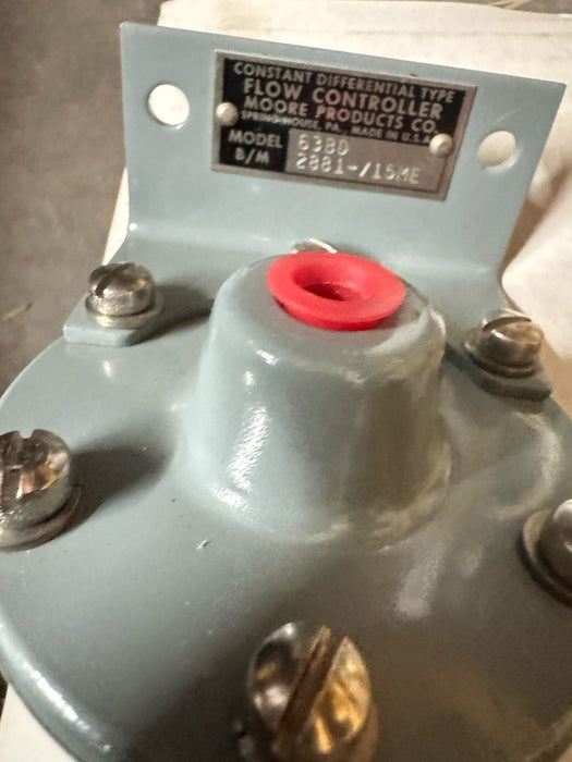 NEW NEVER USED MOORE CONSTANT DIFFERENTIAL FLOW CONTROLLER MODEL 6380 W/ BRACKET