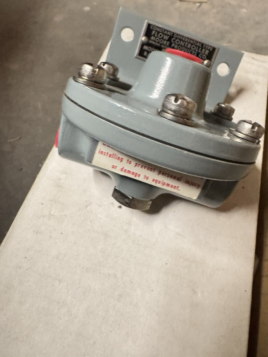NEW NEVER USED MOORE CONSTANT DIFFERENTIAL FLOW CONTROLLER MODEL 6380 W/ BRACKET
