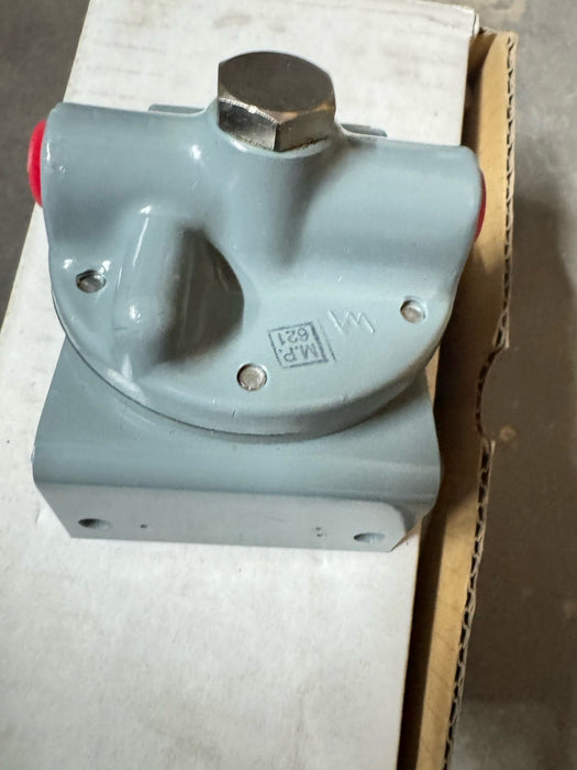 NEW NEVER USED MOORE CONSTANT DIFFERENTIAL FLOW CONTROLLER MODEL 6380 W/ BRACKET