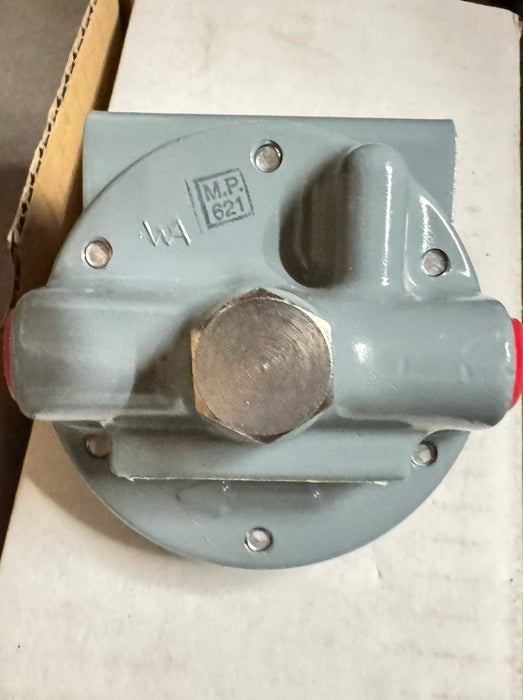 NEW NEVER USED MOORE CONSTANT DIFFERENTIAL FLOW CONTROLLER MODEL 6380 W/ BRACKET