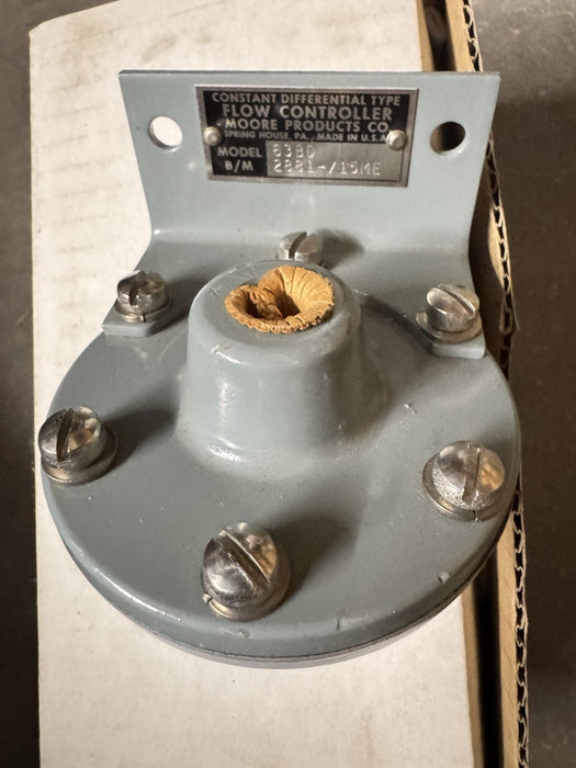 NEW MOORE CONSTANT DIFFERENTIAL FLOW CONTROLLER MODEL 63BD 2881-/15MB W/ BRACKET