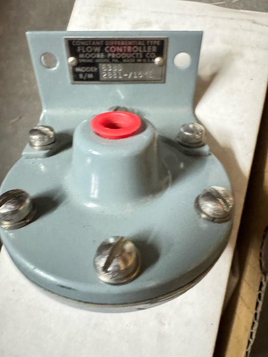 NEW MOORE CONSTANT DIFFERENTIAL FLOW CONTROLLER MODEL 63BD 2881-/15MB W/ BRACKET