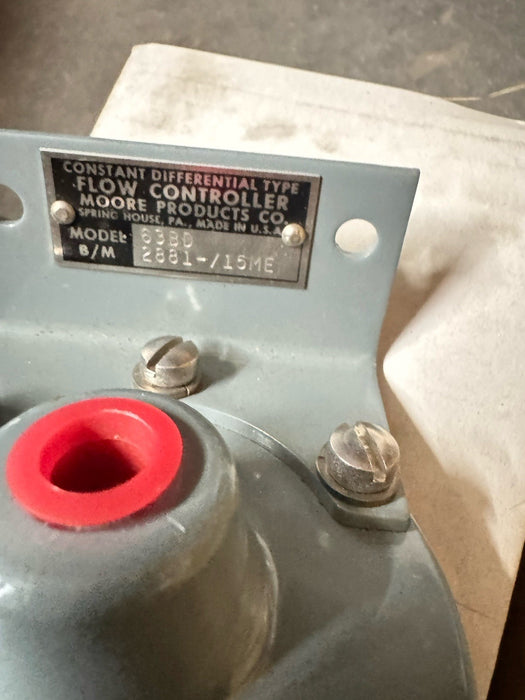 NEW MOORE CONSTANT DIFFERENTIAL FLOW CONTROLLER MODEL 63BD 2881-/15MB W/ BRACKET