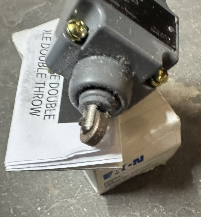 NEW EATON E50DS3 LIMIT SWITCH HEAD SIDE PUSH ROLLER AC/DC