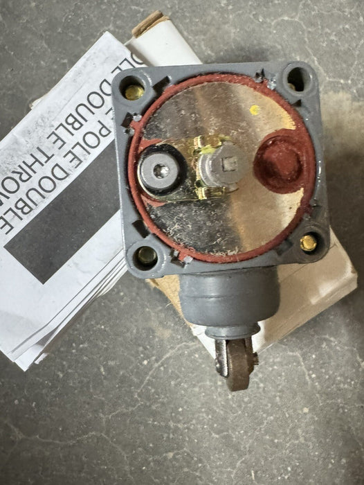 NEW EATON E50DS3 LIMIT SWITCH HEAD SIDE PUSH ROLLER AC/DC