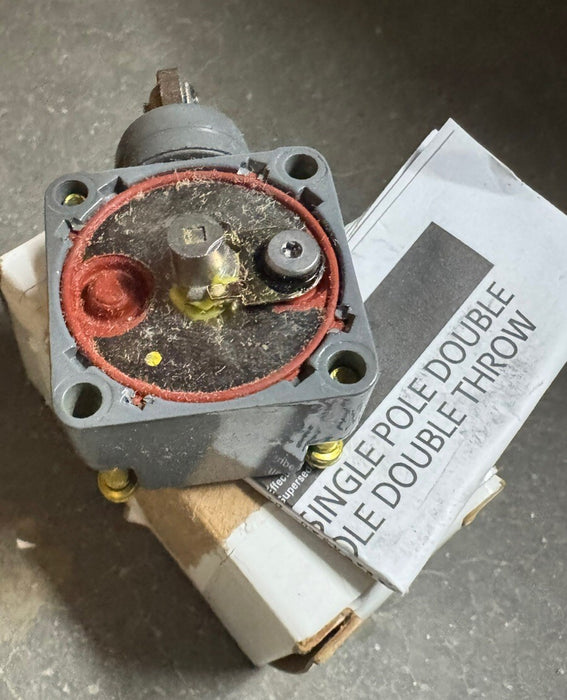 NEW EATON E50DS3 LIMIT SWITCH HEAD SIDE PUSH ROLLER AC/DC