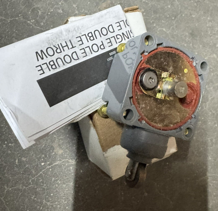 NEW EATON E50DS3 LIMIT SWITCH HEAD SIDE PUSH ROLLER AC/DC