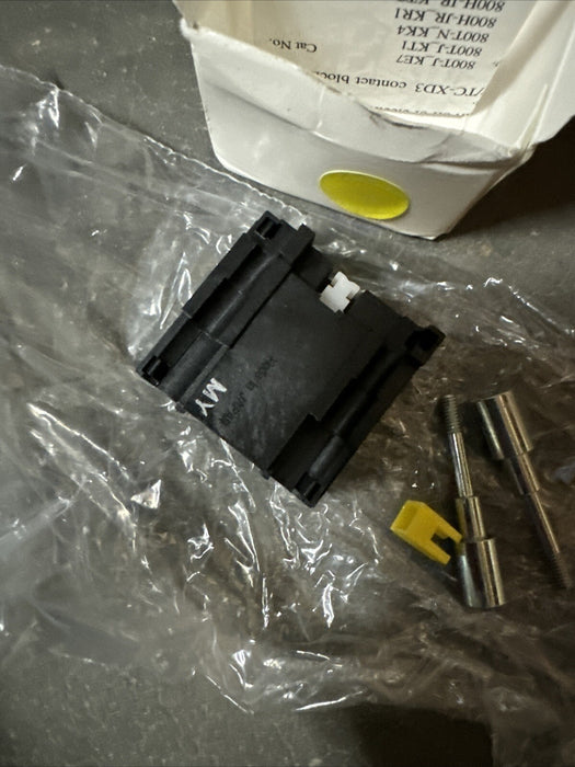 ALLEN BRADLEY 800T-XD2Y Pushbutton Contact Block