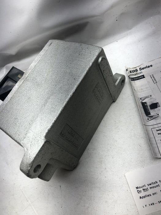 NEW COOPER CROUSE HINDS EDS2596 FACTORY SEALED SIDE OPERATED PUSH BUTTON STATION