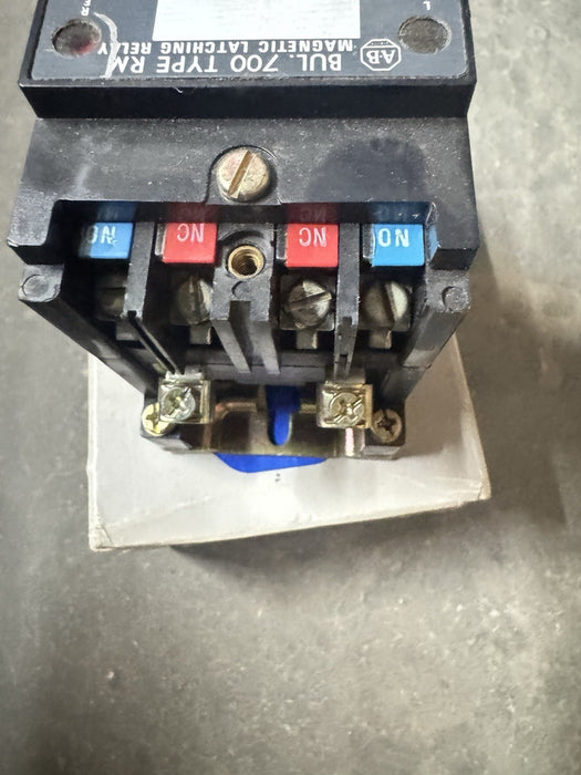 NEW ALLEN BRADLEY 700-RM220A1 / 700RM220A1 NIB