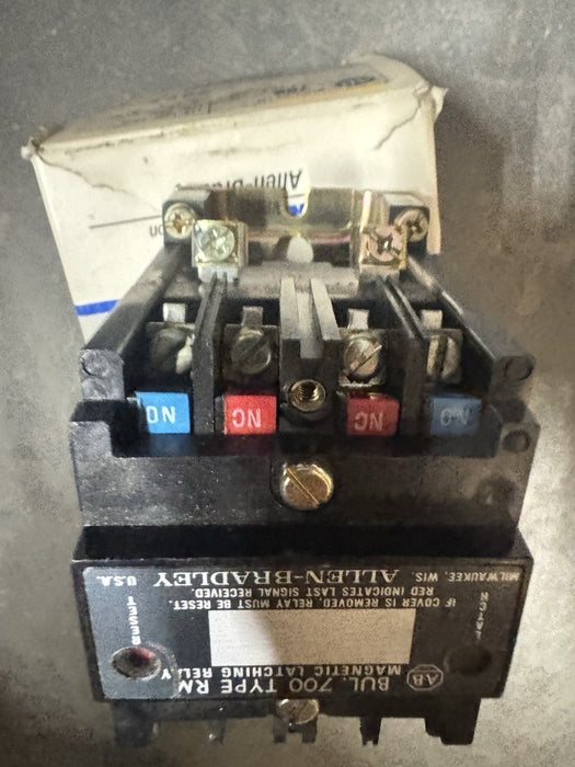 NEW ALLEN BRADLEY 700-RM220A1 / 700RM220A1 NIB