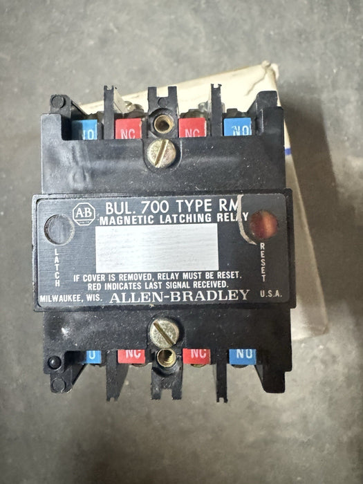NEW ALLEN BRADLEY 700-RM220A1 / 700RM220A1 NIB