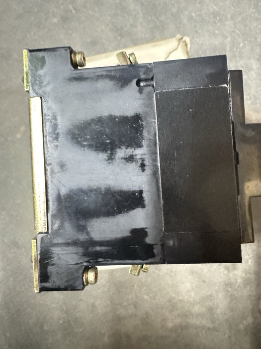 NEW ALLEN BRADLEY 700-RM220A1 / 700RM220A1 NIB