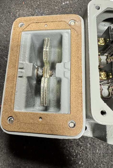 CR2940NJ202A GE CONTROLS START STOP LEVER TYPE PUSHBUTTON STATION CR2940