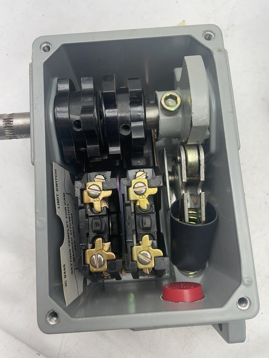NEW GENERAL ELECTRIC LIMIT SWITCH IC9445B200AA LEVER OPERATED 15 AMPS 600V