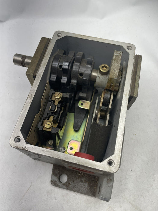 NEW GENERAL ELECTRIC LIMIT SWITCH IC9445 B204M LEVER OPERATED 15 AMPS 600V