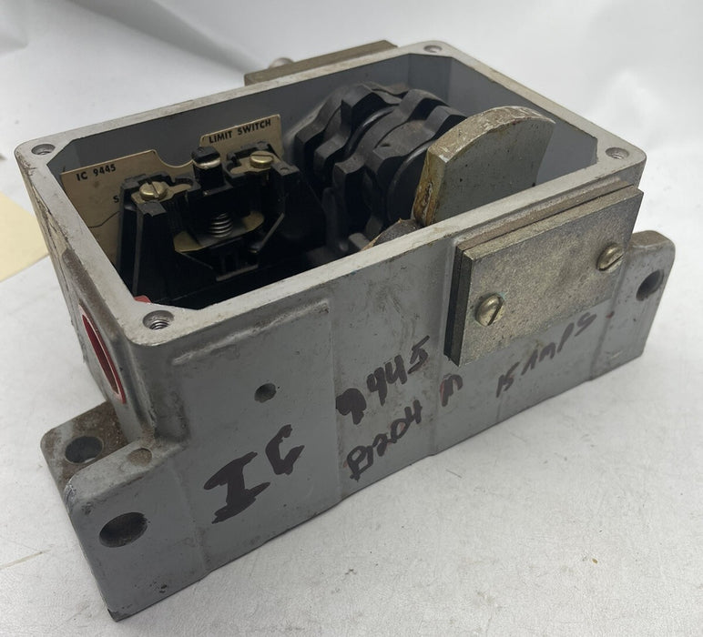 NEW GENERAL ELECTRIC LIMIT SWITCH IC9445 B204M LEVER OPERATED 15 AMPS 600V