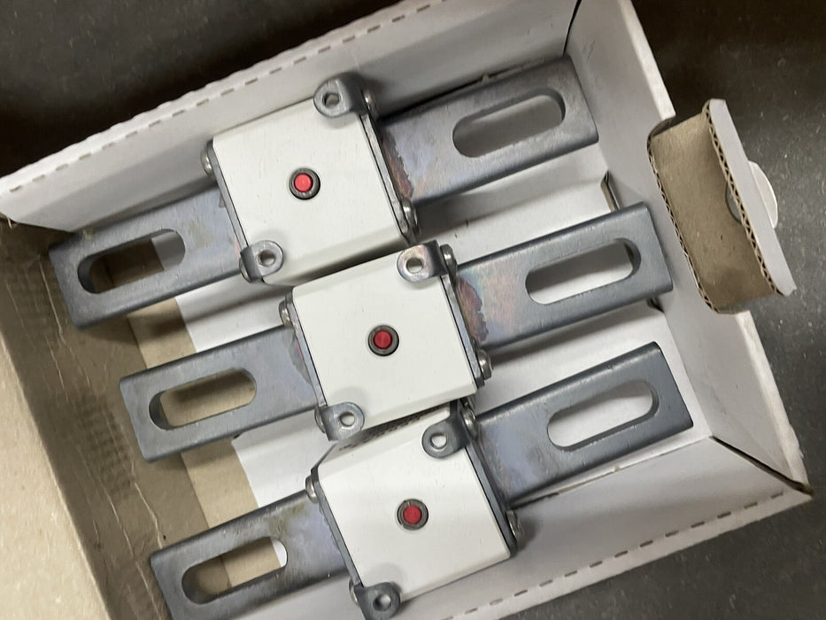 BOX OF 3 FUSES PROTISTOR T300144 FERRAZ SHAWMUT 250AMP A 070 URD 30 LI 0250 700V