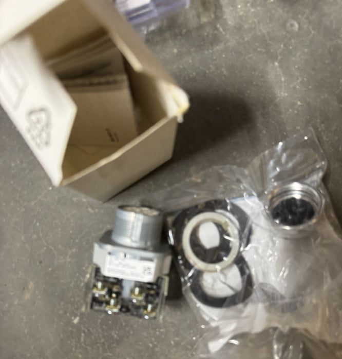 New Allen Bradley 800T-H2A 2 Pos Maintained Selector Switch 800TH2A ser T