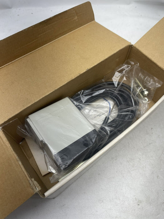 NEW CUTLER HAMMER E64CXX4C PHOTOELECTRIC THRU-BEAM  EMITTER