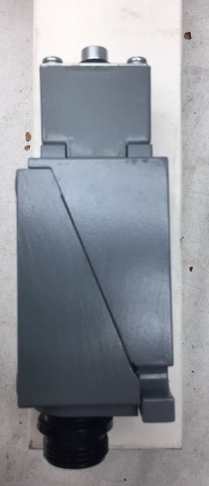 NEW ALLEN-BRADLEY 802T-BPJ1 PLUG-IN OILTIGHT LIMIT SWITCH PUSH TYPE 2 CIRCUITS
