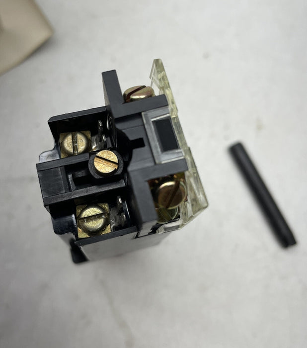 Allen Bradley 800MR-PB16RAK ROUND ILLUMINATED PUSHBUTTON RED HEAD 800MR 800MR-