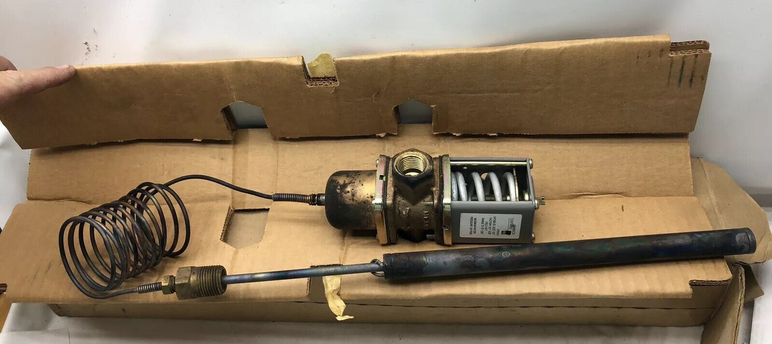 NEW JOHNSON CONTROLS V47AB-35C 1/2" WATER VALVE RANGED 75 TO 135 DEG F