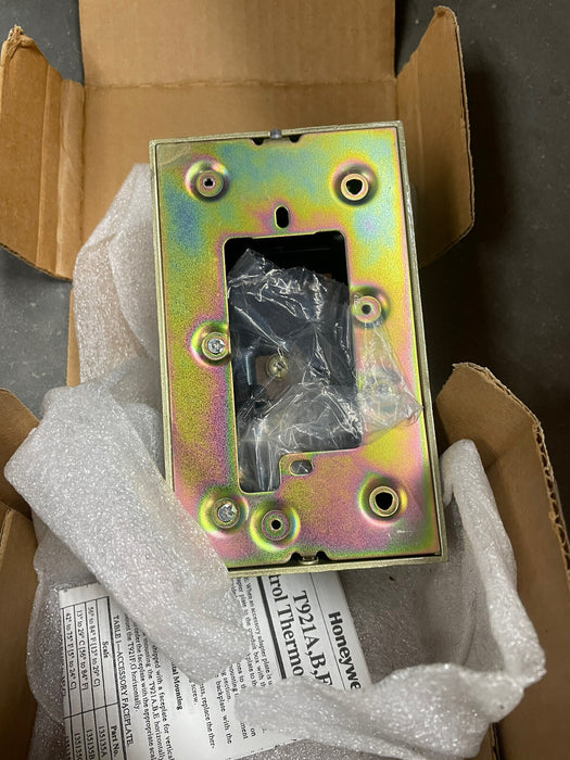 HONEYWELL THERMOSTAT T921G 1005 30VAC 135 OHM POT 56-84F THROTTLING T921G1005