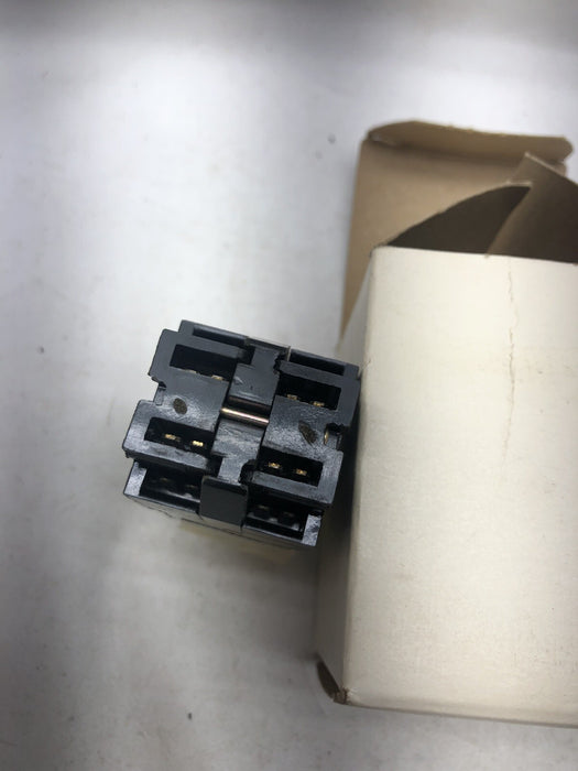 NEW GE CR104A1205 MINIATURE  OILTIGHT PUSHBUTTON CR104A STANDARD GREEN 2 NO 2 NC