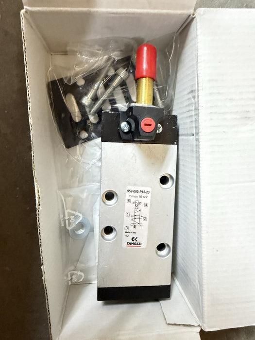 New Camozzi 952-000-P15-23 NEW IN THE ORIGINAL FACTORY BOX USA