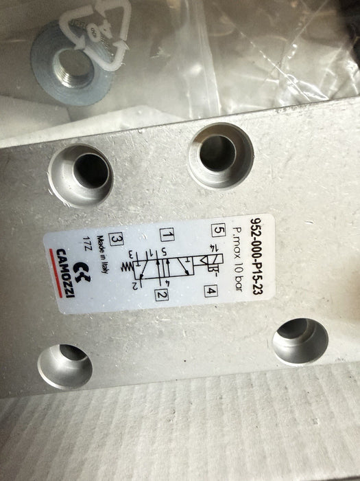 New Camozzi 952-000-P15-23 NEW IN THE ORIGINAL FACTORY BOX USA
