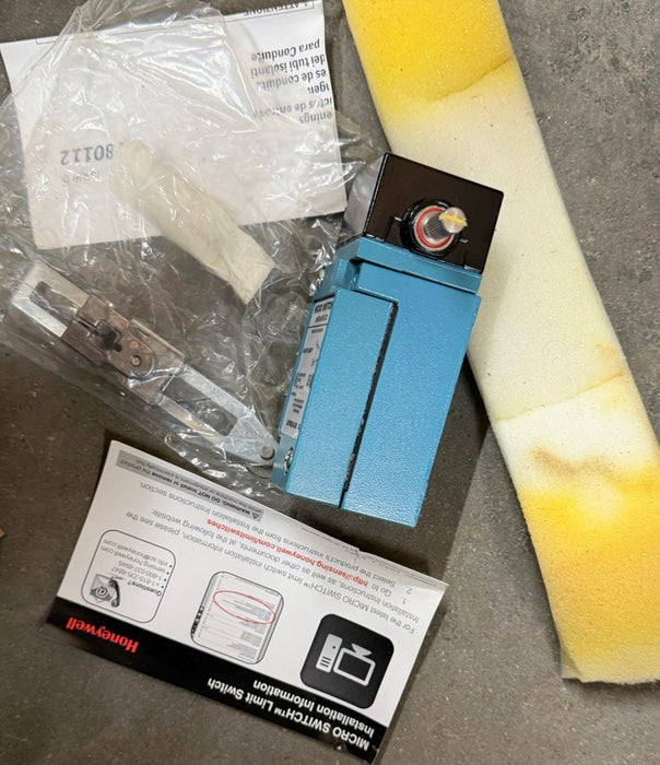 Honeywell LSYUB1A3-2D Micro Switch - NEW W/ ADJUSTABLE ROLLER LEVER ARM