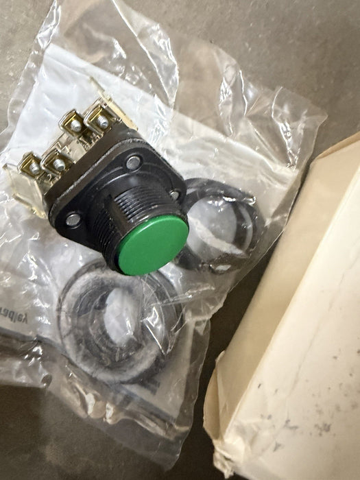 ALLEN BRADLEY 800H-AR1A PUSHBUTTON BOOTLESS FLUSH GREEN 1NO/1NC SERIES F NIB